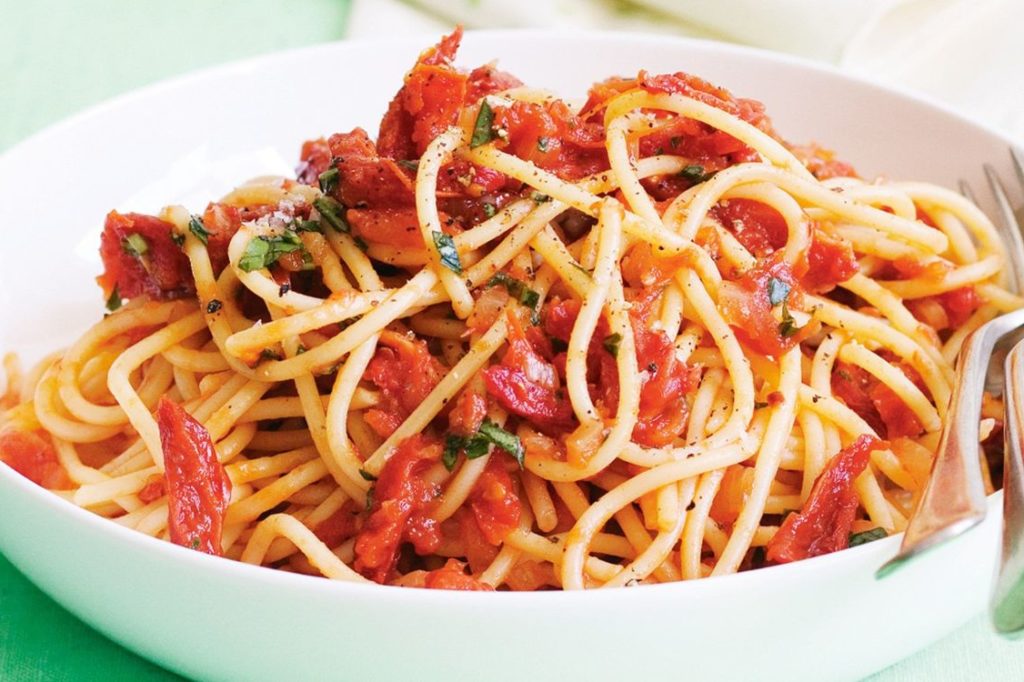 Enjoy This Easy No-Cook Tomato Sauce With Spaghetti Recipe