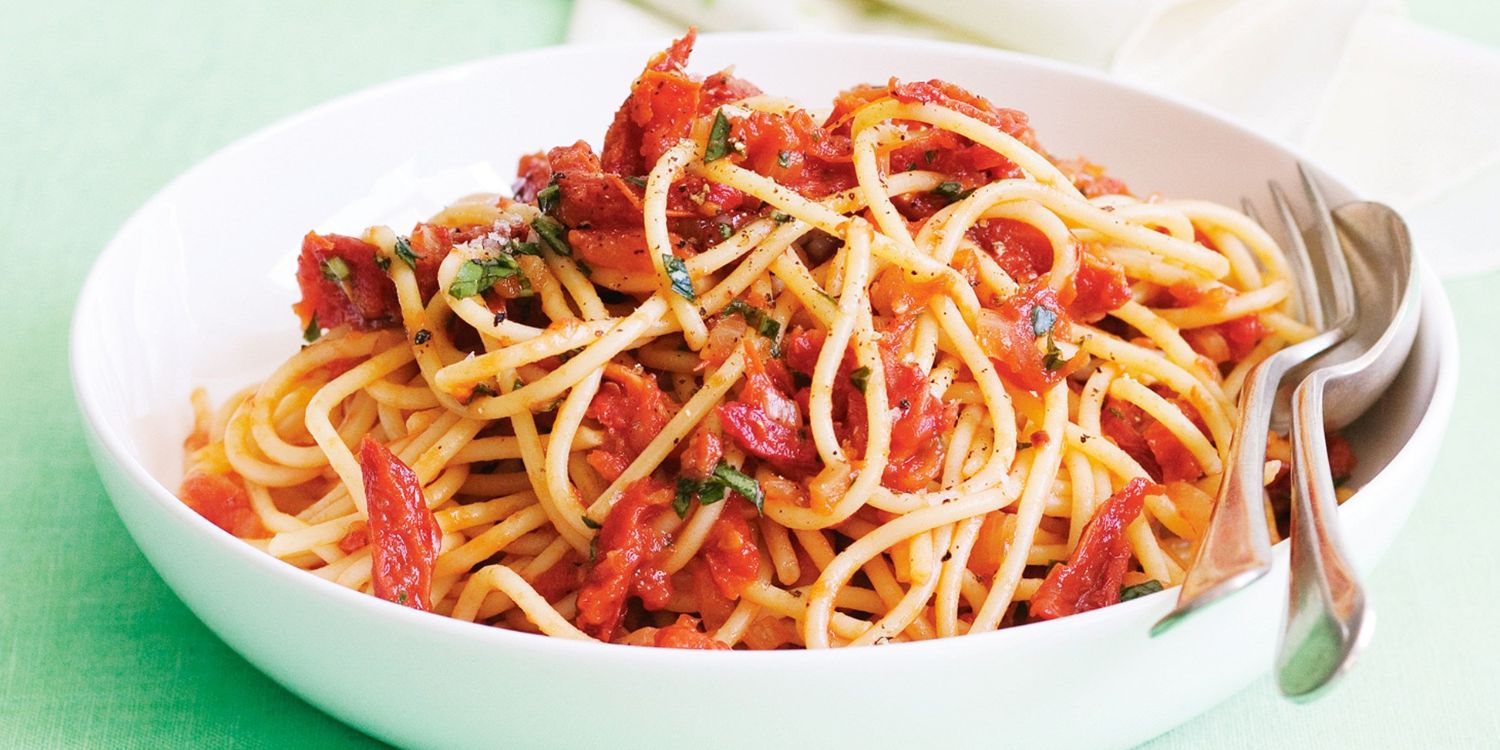 Enjoy This Easy No-Cook Tomato Sauce With Spaghetti Recipe